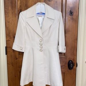 Stunning white coat/jacket! Size small. Boutique.